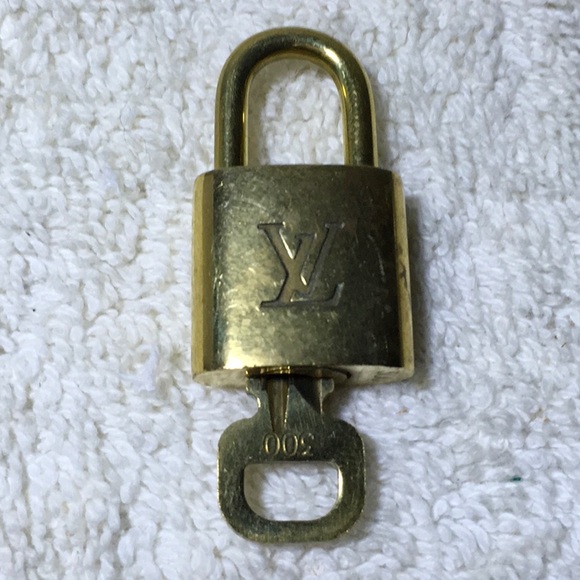Louis Vuitton Brass '300' Padlock in Goldtone with Goldtone Key— - Picture 4 of 7